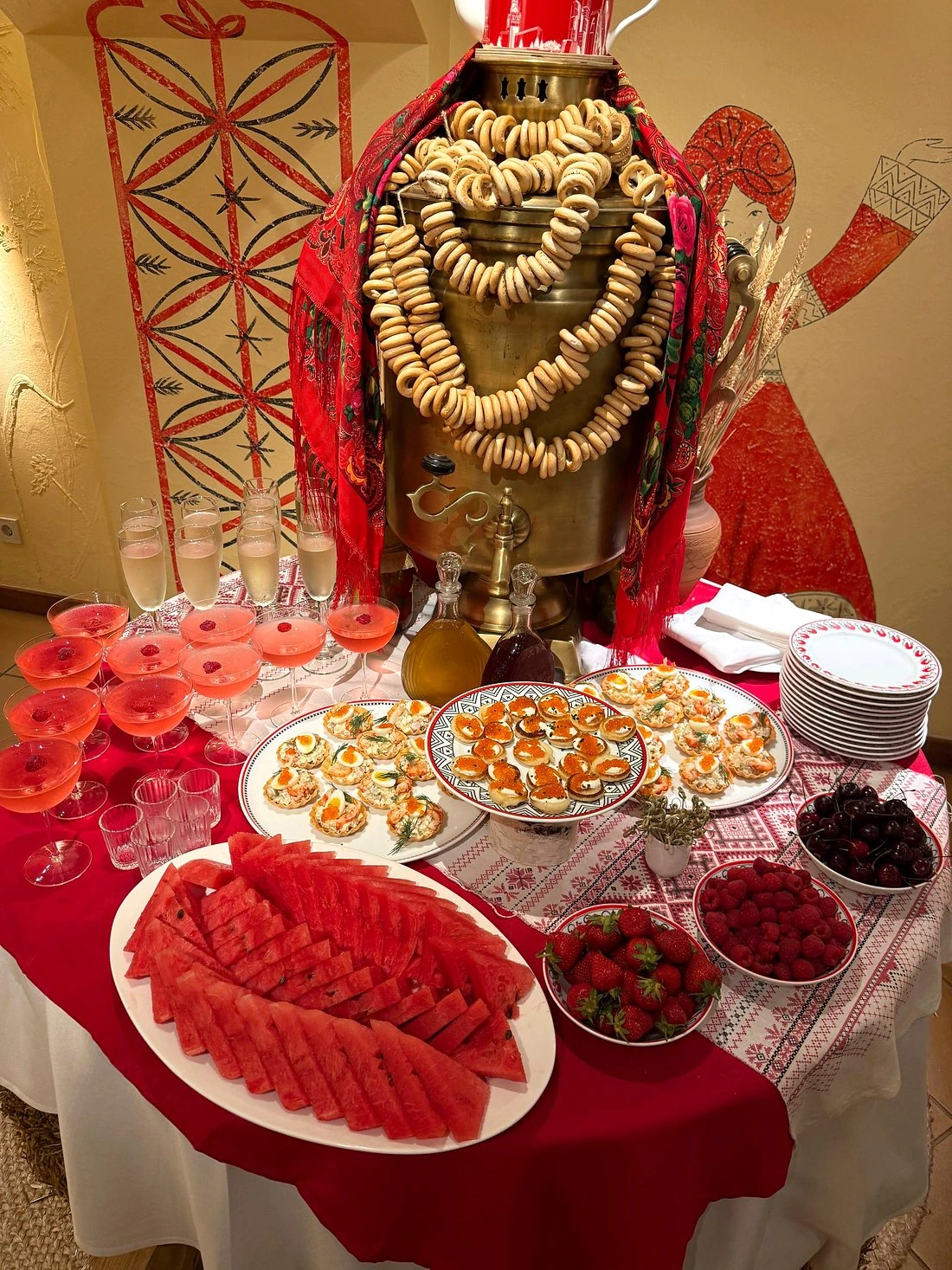 Welcome-фуршет с самоваром и канапе в ресторане «Калинка»