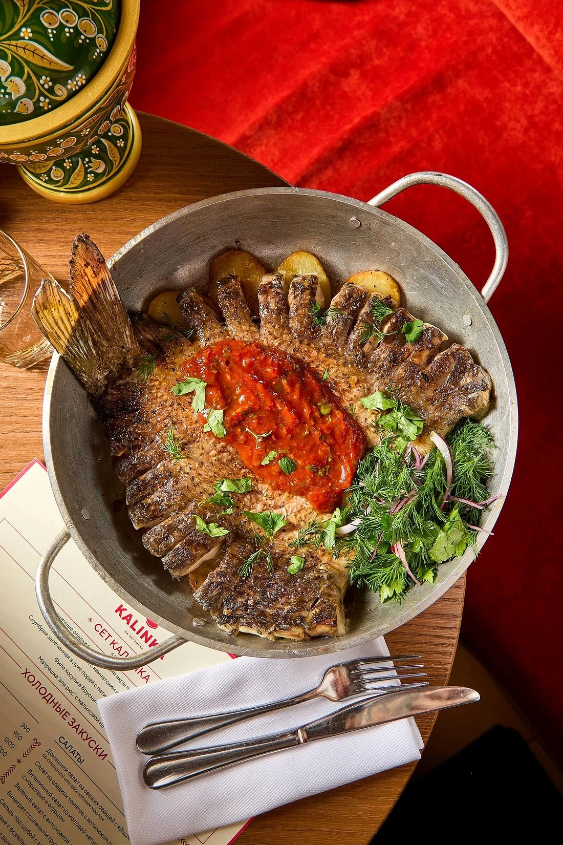 Целиковый карп из русской печи с картофелем и томатным соусом — ресторан «Калинка»